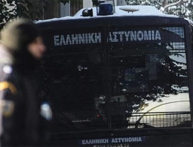 Ανέβασαν την κλούβα των Μ.Α.Τ. στο πεζοδρόμιο για να αποκλείσουν την είσοδο σε συμβολαιογραφείο!